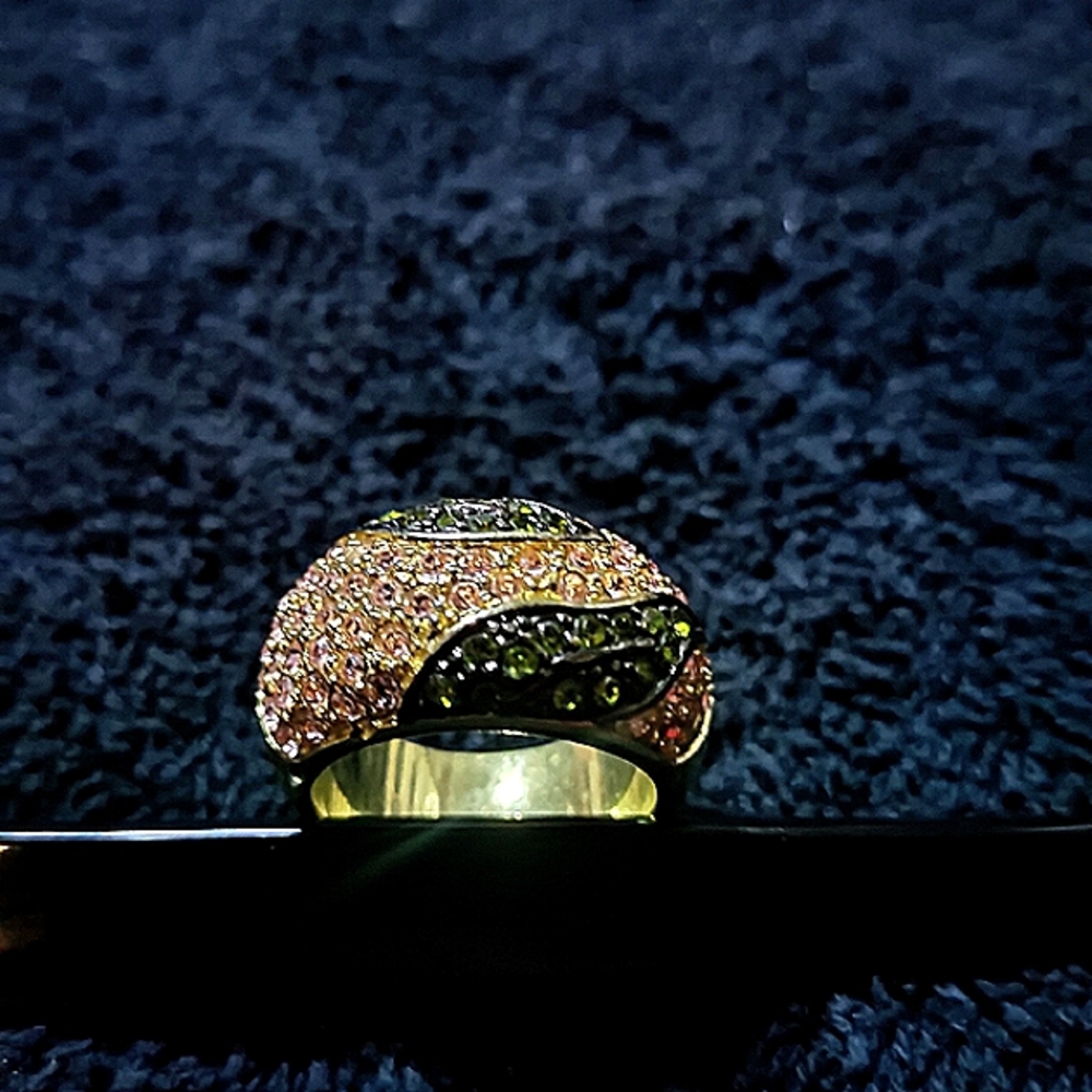 Women's gold rhinestone Ring. size 7